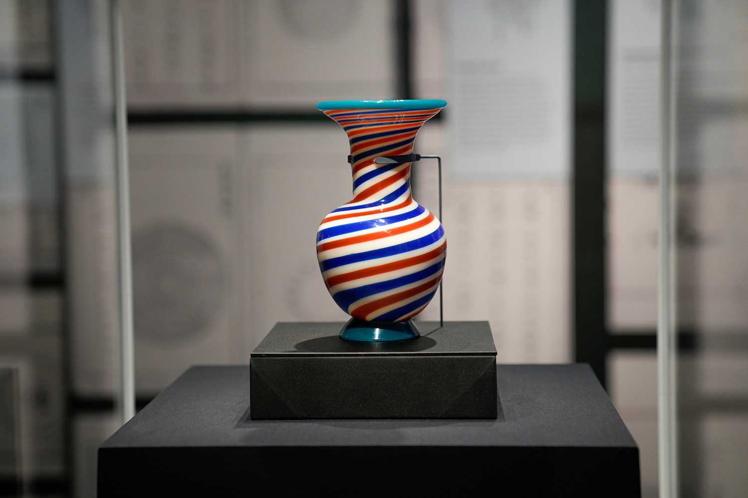 香港故宮展廳5展示的乾隆款彩色玻璃螺旋紋撇口瓶。（香港地方志中心拍攝）
