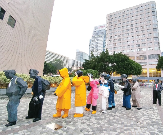 香港文化中心前空地的《人間系列─排隊》是出自朱銘的巧手。（圖片來源：康文署）