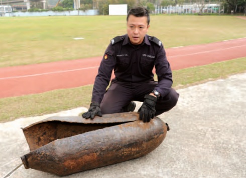 2014年2月6日，灣仔皇后大道東一個建築地盤掘出一枚重約2000磅的二戰時期美製炸彈，是香港歷來市區發現最巨型的空投炸彈。（圖片來源：2014年香港警察年報）