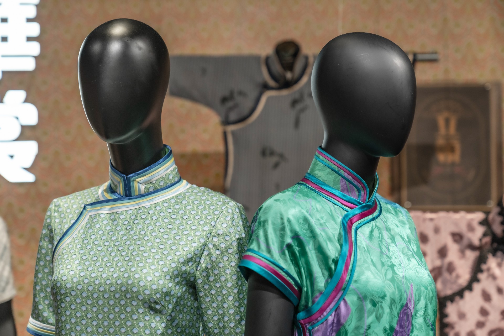 展覽展出香港傳統海派長衫大師殷家萬縫製的長衫。