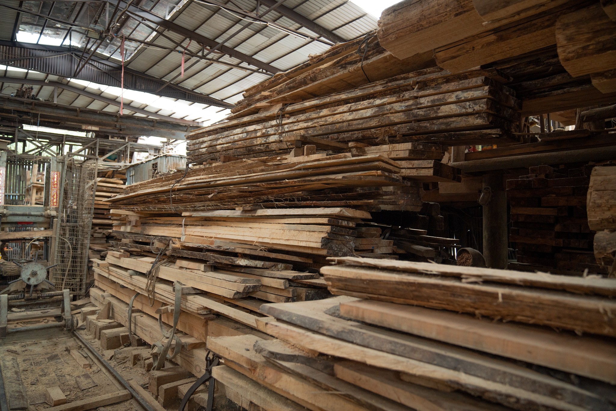  王鴻權說，志記鎅木廠如同一個無葉的森林。