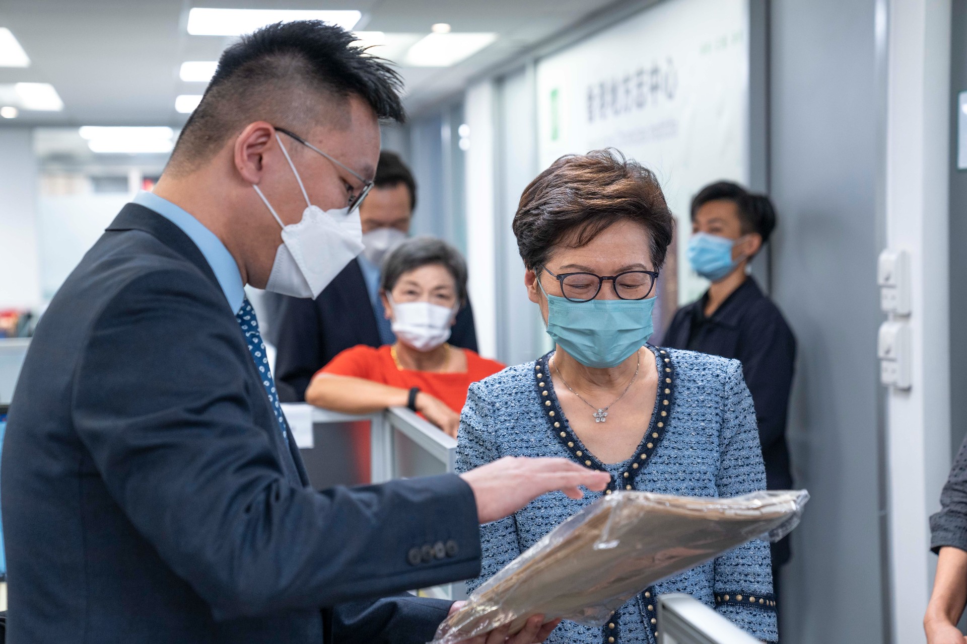 林鄭月娥女士與中心執行總編輯蔡思行博士親切交流