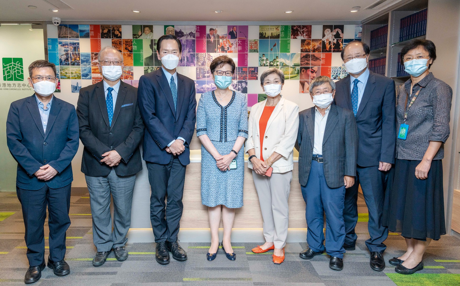 左起：陸錦榮先生、李焯芬教授、陳智思先生、林鄭月娥女士、冼玉儀教授、丁新豹教授、林乃仁先生、孫文彬博士。