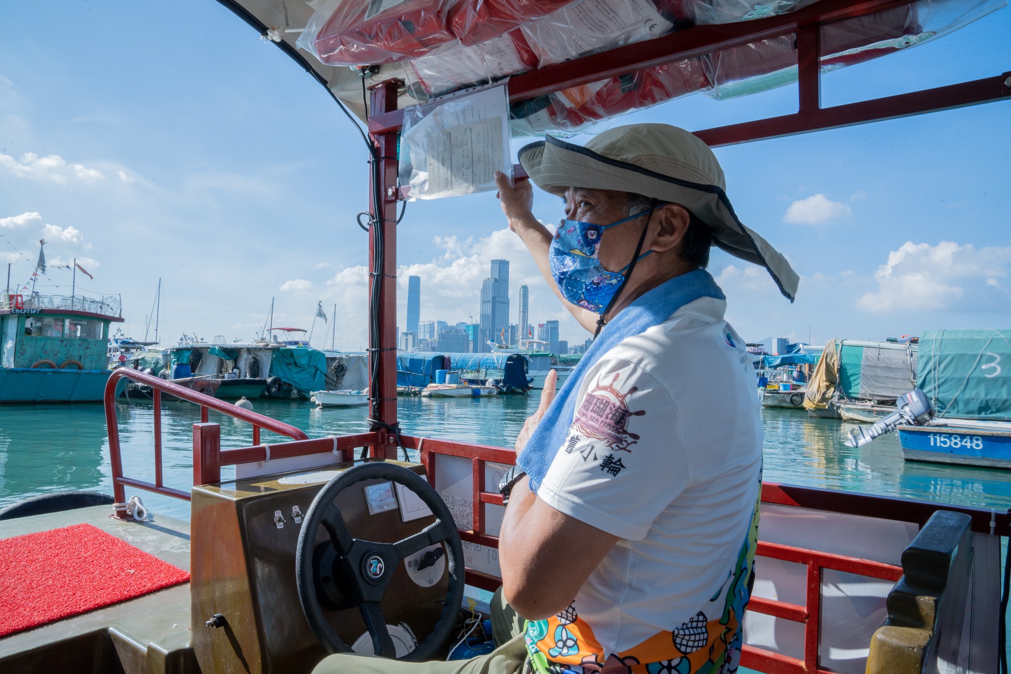 在「活力避風塘主題區」駕駛嘩啦嘩啦的船家Michael Kwan指，當年嘩啦嘩啦的票價浮動。 