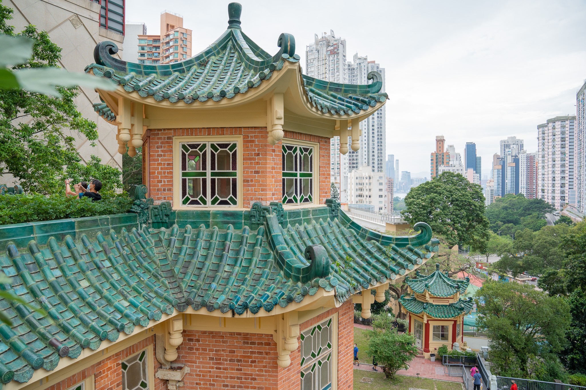 虎豹別墅有不少中國建築元素，例如飛檐、鴟吻、及青色琉璃瓦頂等。