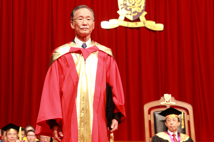 2003年，香港中文大學向朱銘頒授藝術博士學位。（圖片來源：香港中文大學）