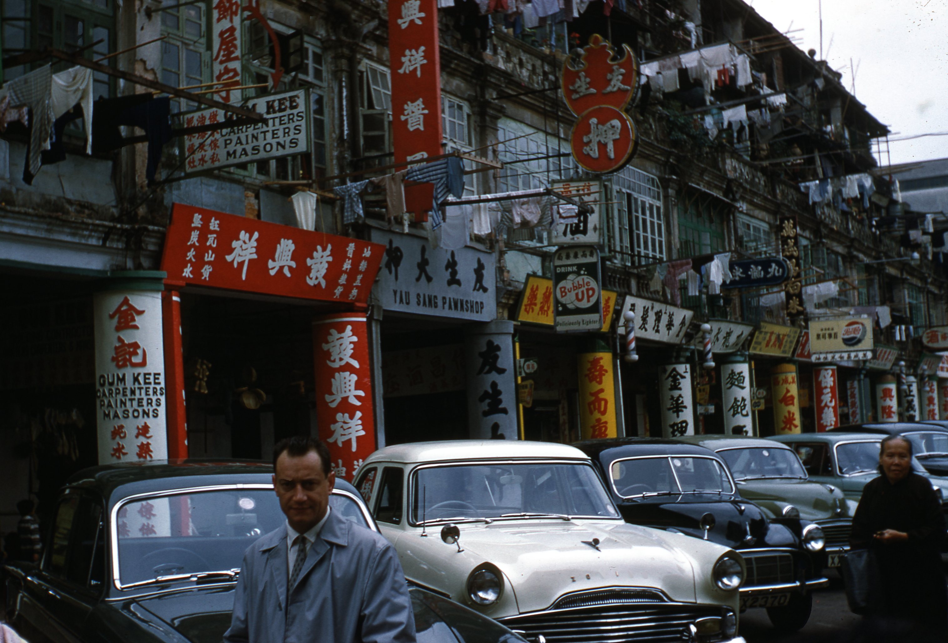 1959年法國遊客鏡頭下的尖沙咀北京道，騎樓柱和中式店舖招牌，才是外國遊客喜歡留影的真實景點！（圖片由作者提供）