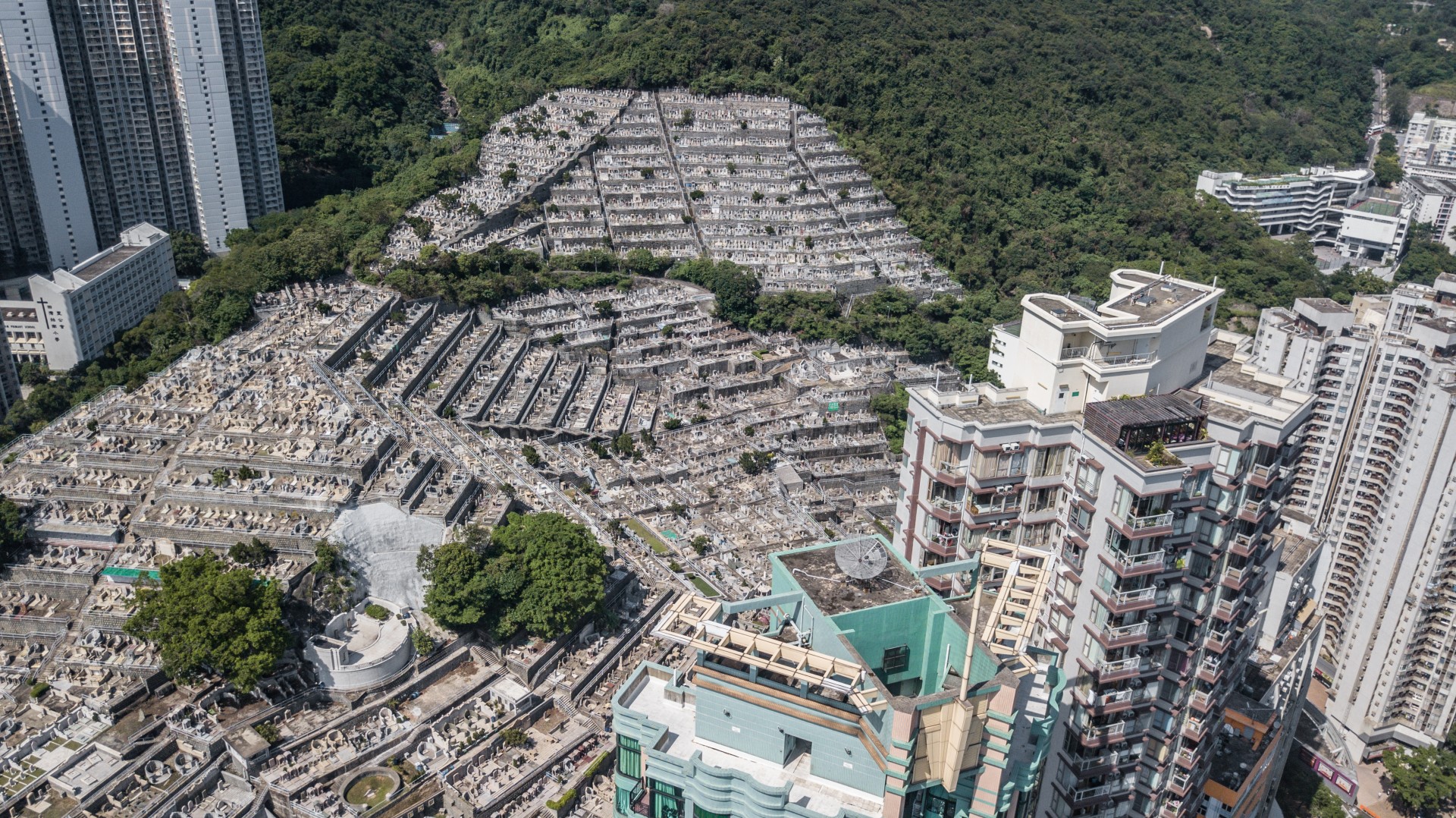 香港仔華人永遠墳場是首個沒有宗教背景、專門為華人而闢設的永久墓地。（圖片來源：shutterstock）