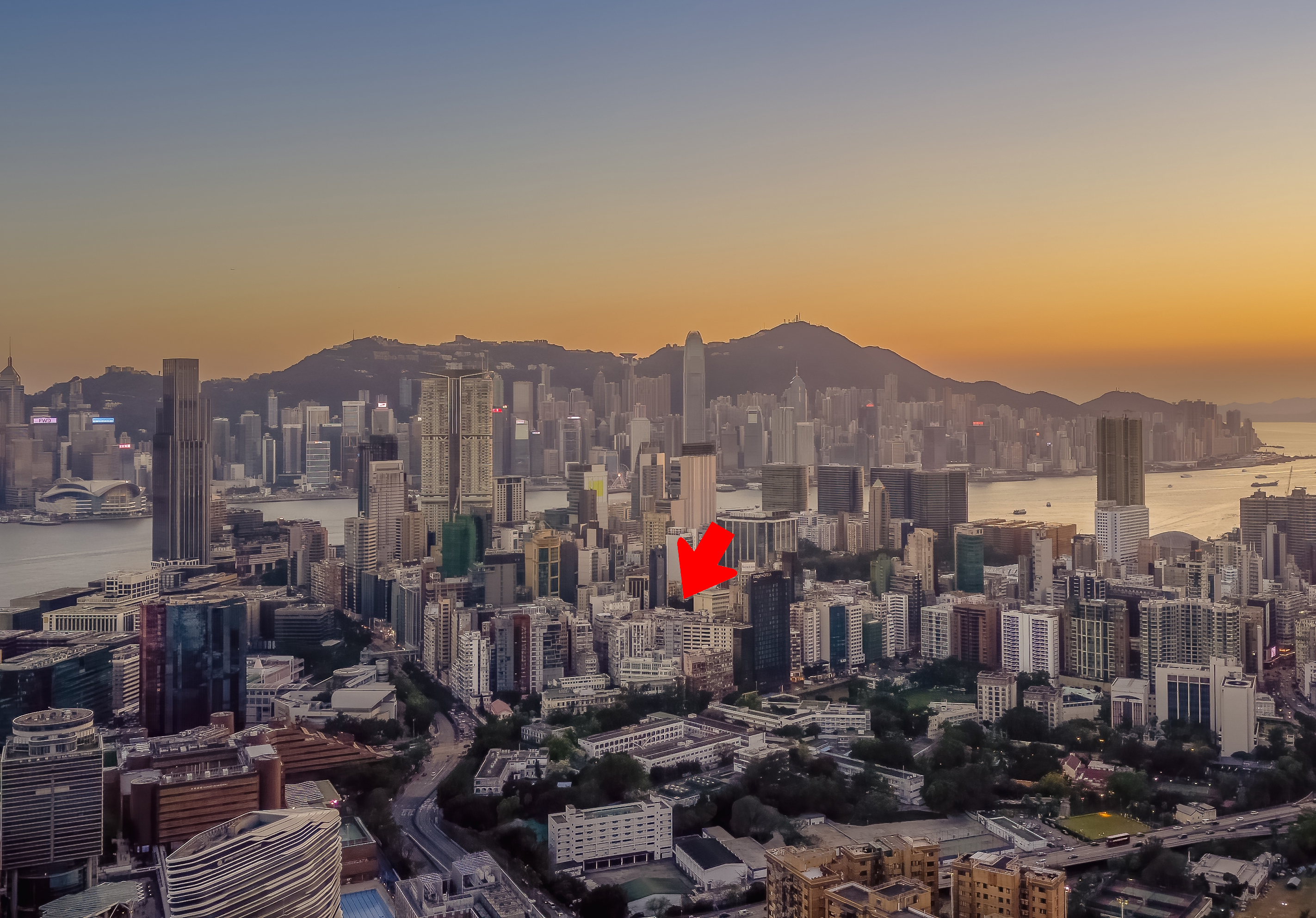 現在的「天文台山」已被四周的高大樓大廈所包圍（見紅色箭咀）。（圖片來源：Shutterstock） 