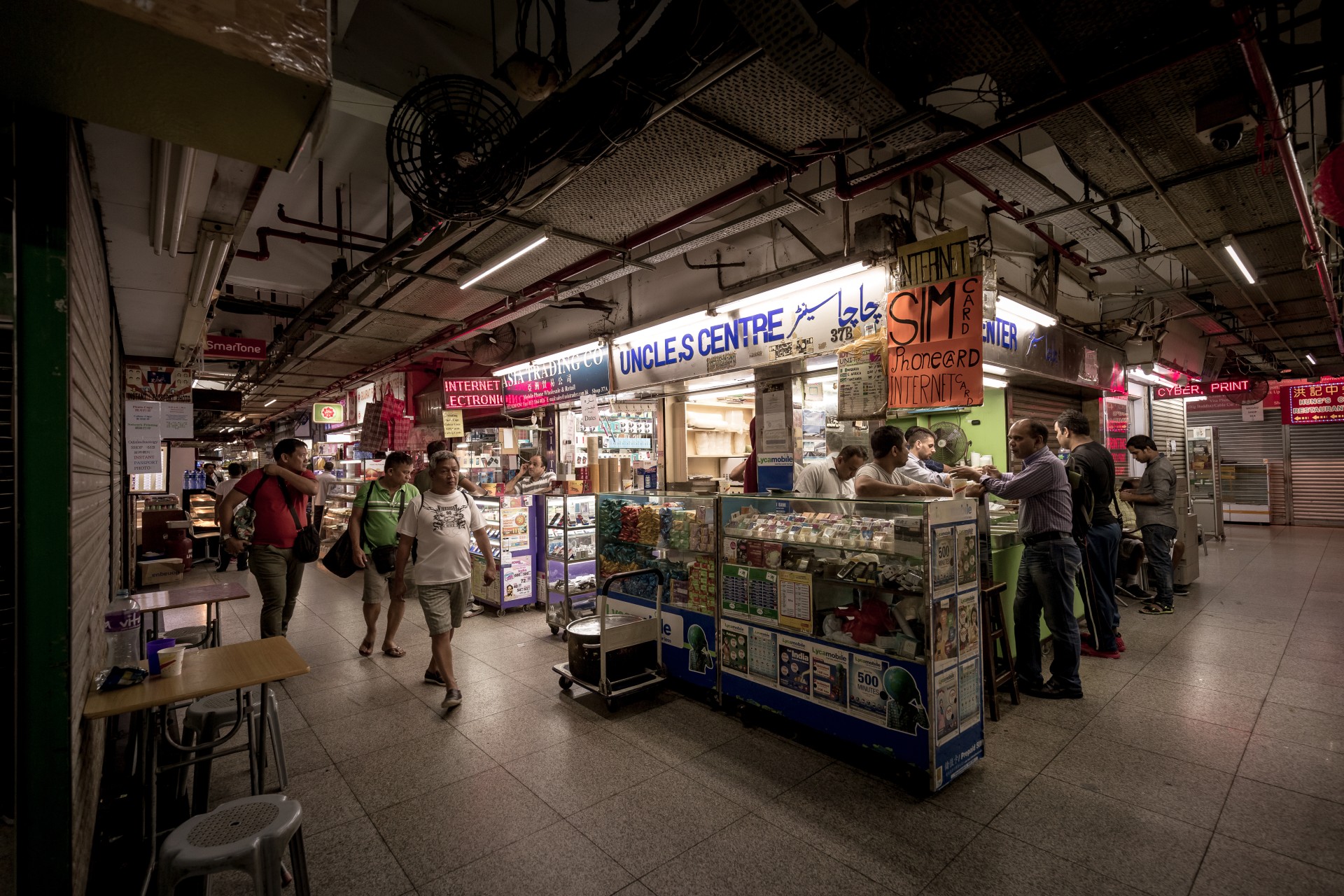 小股商品及資金經重慶大廈進出發展中國家，小商人每趟商貿活動也可賺取數百至數千美元不等。（圖片來源：Shutterstock）