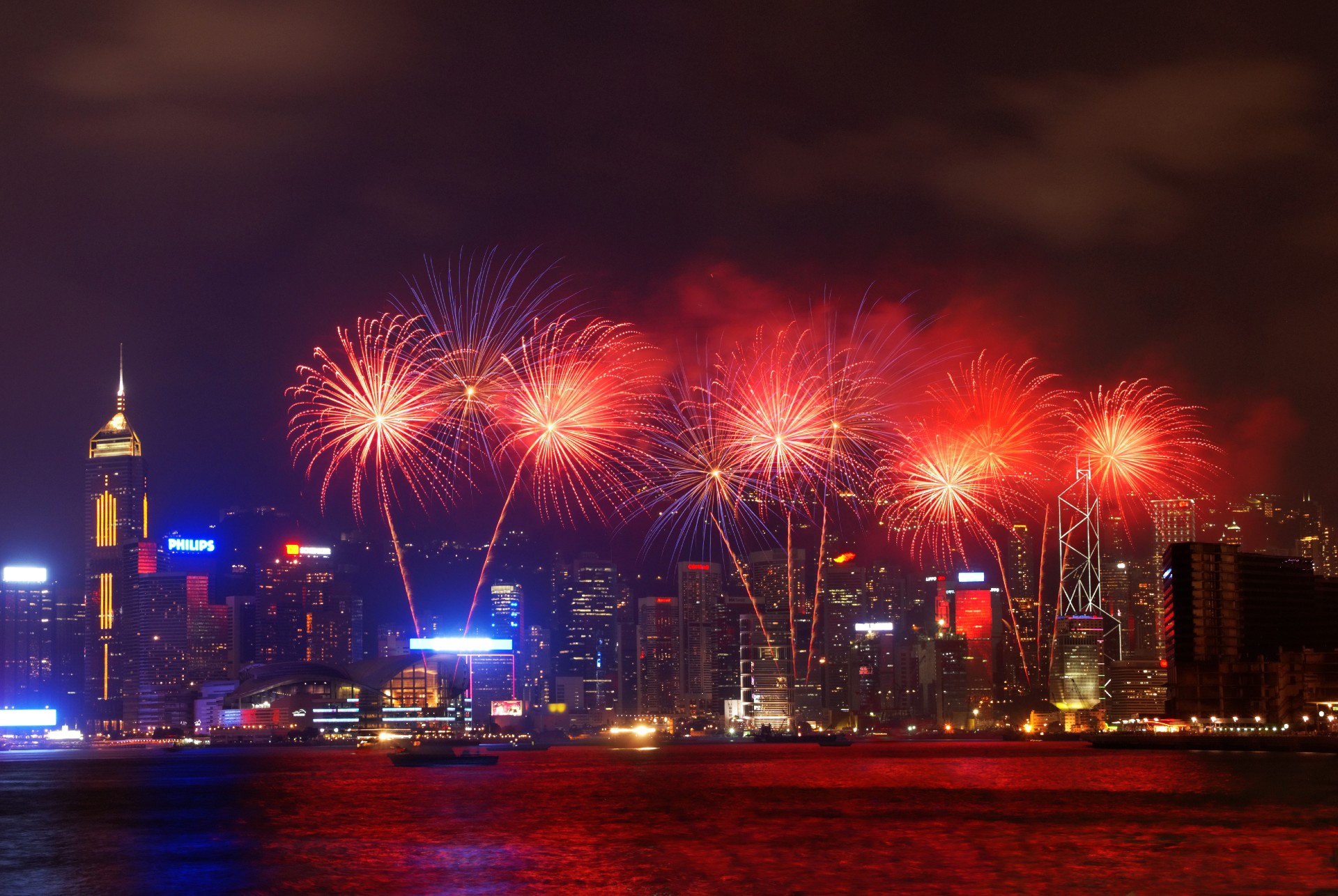每年10月1日本港亦會舉行國慶煙花匯演。（圖片來源：Shutterstock）