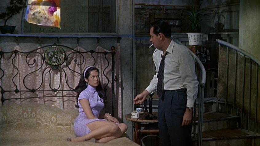 1961年的荷里活電影《蘇絲黃的世界》中，扮演妓女的關南施穿上誇張的高衩設計，也反映了當時歡場女性的長衫特色。（網上圖片）