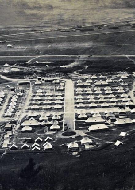 位於新圍兵營旁的軍地馬場，攝於1935年。（圖片來源：香港大學圖書館）