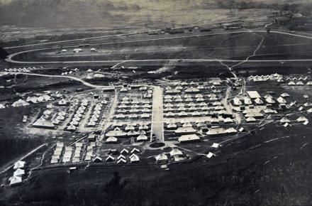 位於新圍兵營旁的軍地馬場，攝於1935年。（圖片來源：香港大學圖書館）