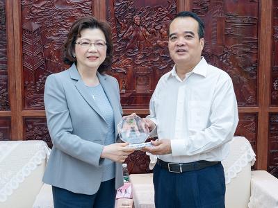 拜訪廣州地方志辦公室並致送贈書感謝紀念座