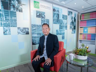 2月與專家學者交流1次