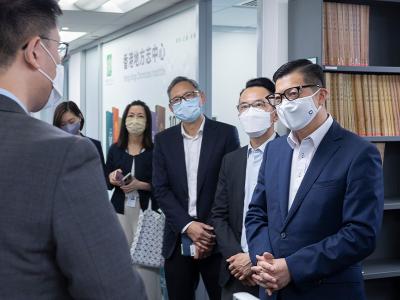 保安局局長鄧炳強先生到訪中心